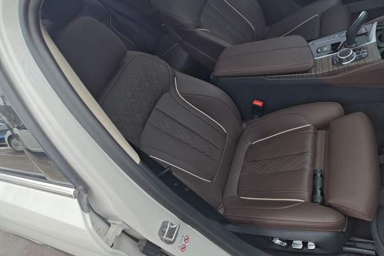 Used BMW 5 Series 2022 Second Facelift 530Li Luxury Edition Premium Package Right Front Seat