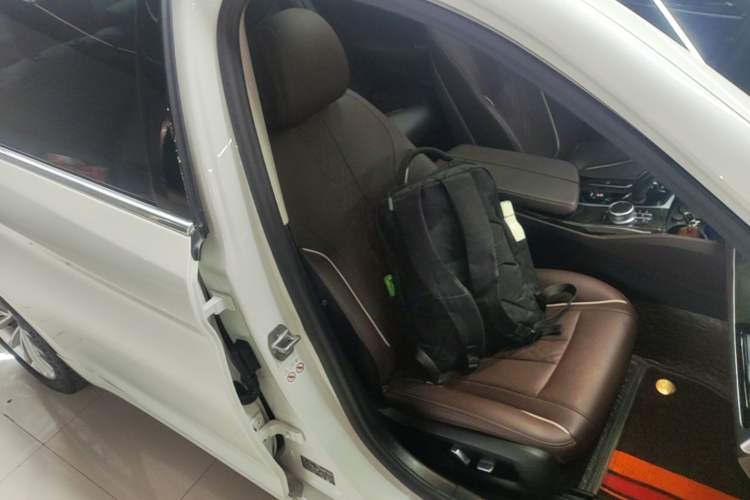 Used BMW 5 Series 2022 Restyled 525Li Luxury Package Right Front Seat