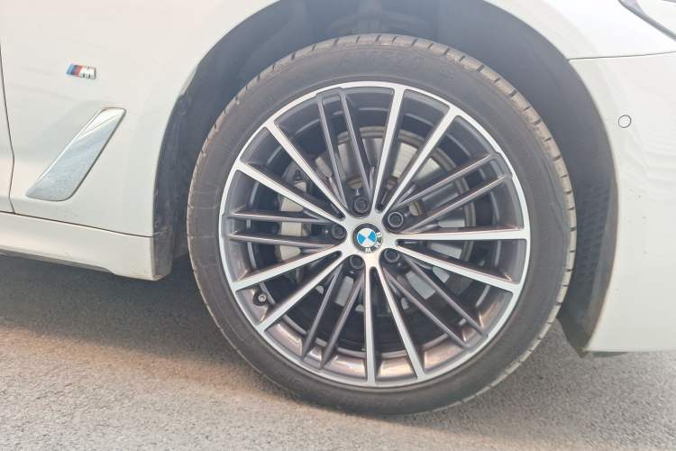 Used BMW 5 Series 2022 Revised Version 530Li xDrive M Sport Package Right Front Wheel Hub