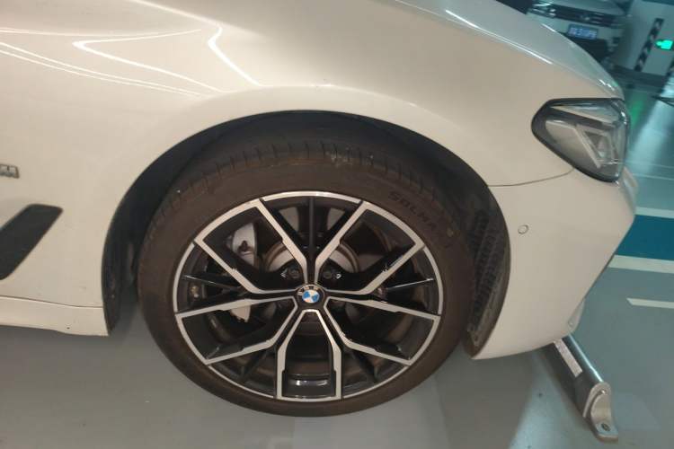 Used BMW 5 Series 2022 Restyled 530Li Luxury Edition M Sport Package Right Front Wheel Hub