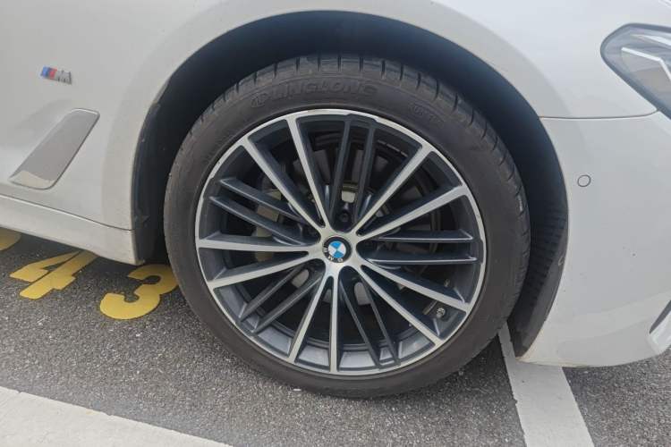 Used BMW 5 Series 2022 Restyled 530Li Leading Edition M Sport Package Right Front Wheel Hub