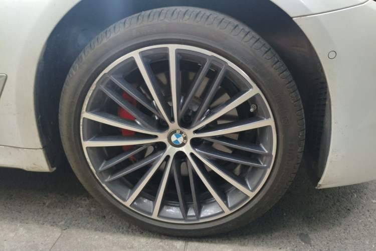 Used BMW 5 Series 2022 Restyled 530Li Leading Edition M Sport Package Right Front Wheel Hub