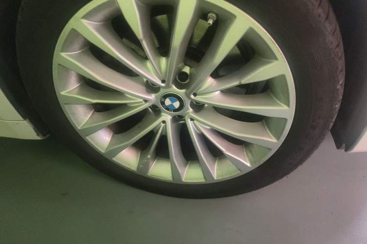 Used BMW 5 Series 2022 525Li Luxury Package Right Front Wheel Hub