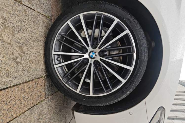 Used BMW 5 Series 2022 Restyled 530Li Leading Edition M Sport Package Right Front Wheel Hub