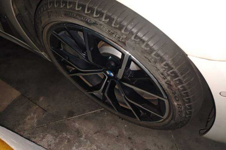 Used BMW 5 Series 2022 Second Facelift 530Li Luxury Version M Sport Package Right Front Wheel Hub