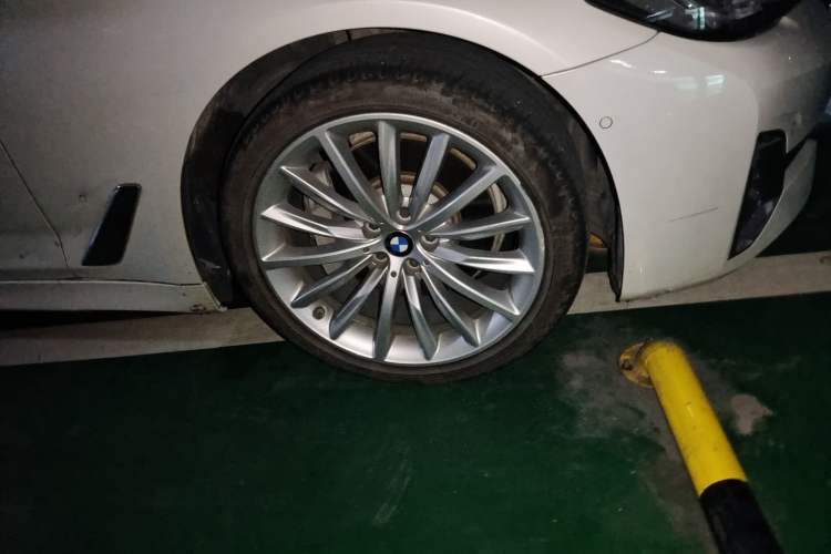 Used BMW 5 Series 2022 Updated 530Li Luxury Edition Premium Package Right Front Wheel Hub
