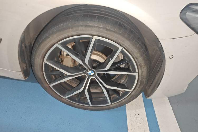 Used BMW 5 Series 2022 Second Facelift 530Li Luxury Version M Sport Package Right Front Wheel Hub