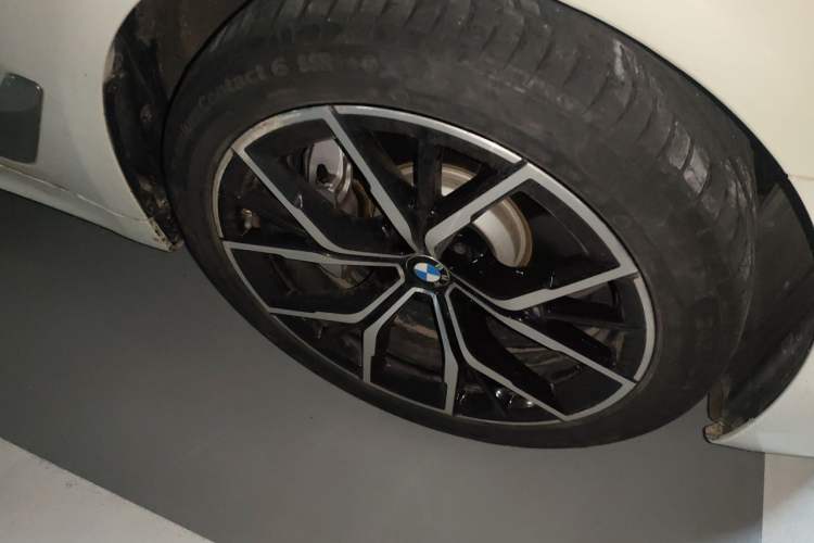 Used BMW 5 Series 2022 Revised Version 3 530Li Luxury Edition M Sport Package Right Front Wheel Hub