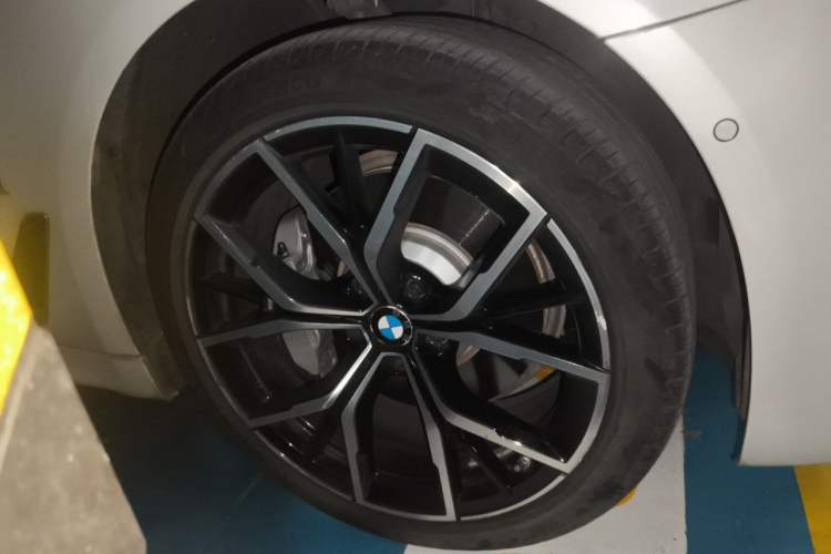 Used BMW 5 Series 2022 Second Facelift 530Li Luxury Version M Sport Package Right Front Wheel Hub