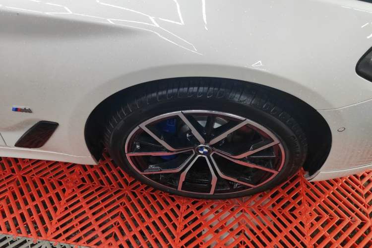 Used BMW 5 Series 2022 Restyled 530Li Leading Edition M Sport Package Right Front Wheel Hub