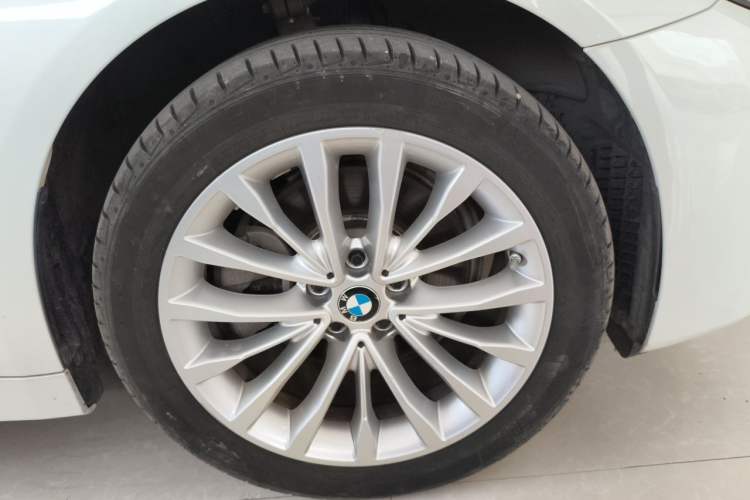 Used BMW 5 Series 2022 Restyled 525Li Luxury Package Right Front Wheel Hub