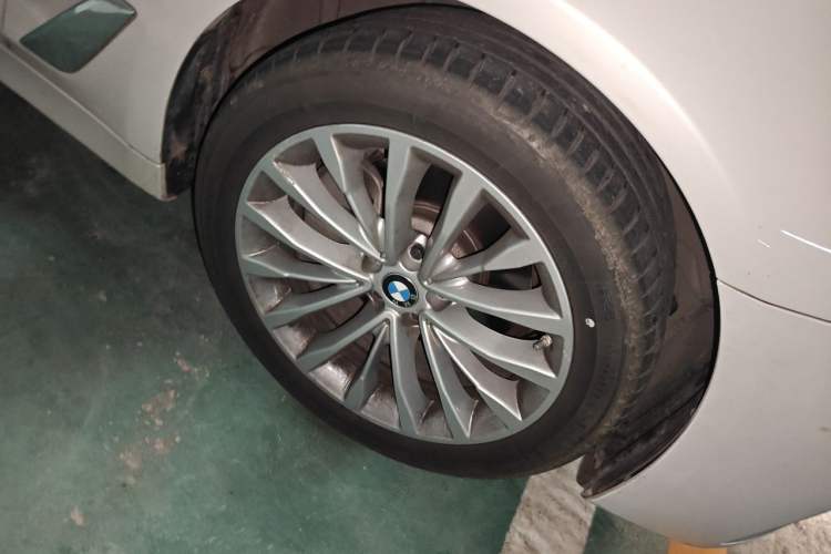 Used BMW 5 Series 2022 Restyled 525Li Luxury Package Right Front Wheel Hub