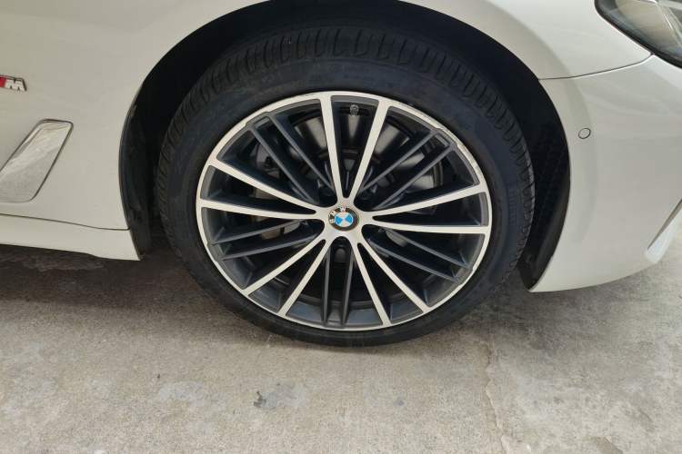 Used BMW 5 Series 2022 Second Facelift 530Li Leading Edition M Sport Package Right Front Wheel Hub