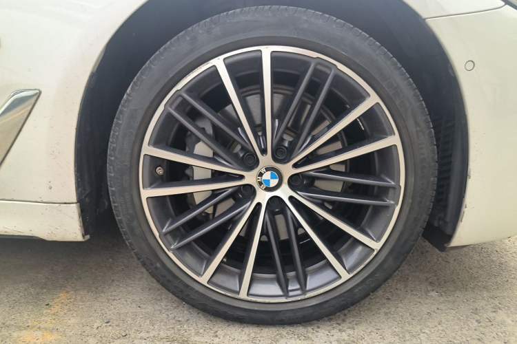 Used BMW 5 Series 2022 Restyled 530Li Leading Edition M Sport Package Right Front Wheel Hub