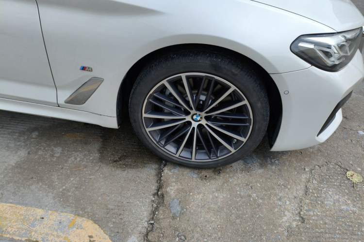 Used BMW 5 Series 2022 Restyled 530Li Leading Edition M Sport Package Right Front Wheel Hub