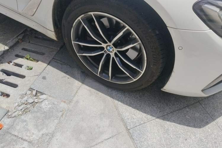 Used BMW 5 Series 2022 525Li M Sport Package Right Front Wheel Hub