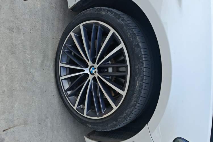 Used BMW 5 Series 2022 Restyled 530Li Leading Edition M Sport Package Right Front Wheel Hub