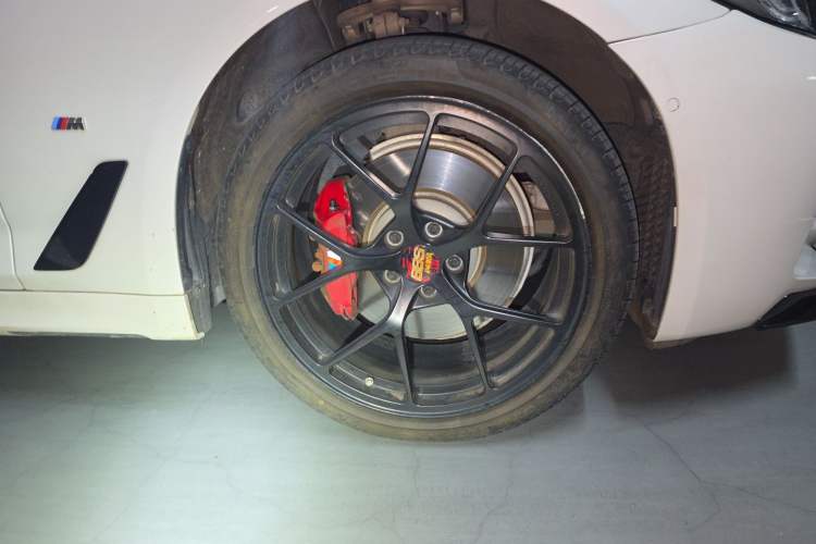 Used BMW 5 Series 2022 Restyled 530Li Leading Edition M Sport Package Right Front Wheel Hub
