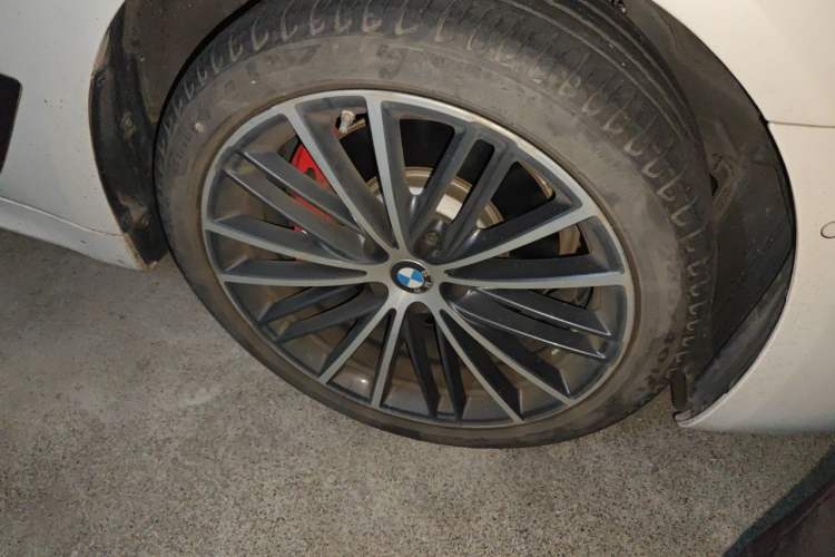 Used BMW 5 Series 2022 Second Facelift 530Li Leading Edition M Sport Package Right Front Wheel Hub
