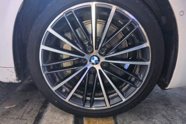 Used BMW 5 Series 2022 Second Facelift 530Li Leading Edition M Sport Package Right Front Wheel Hub