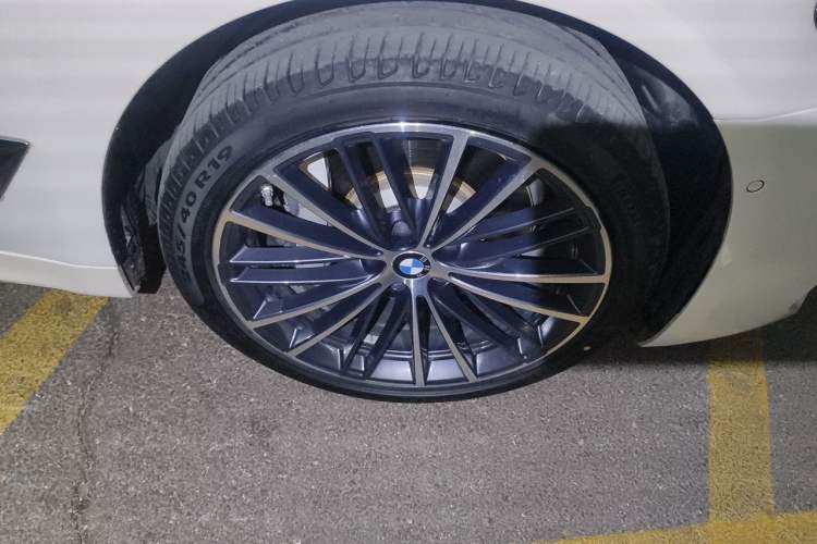 Used BMW 5 Series 2022 Second Facelift 530Li Leading Edition M Sport Package Right Front Wheel Hub