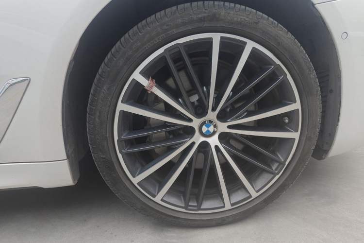 Used BMW 5 Series 2022 Revised Version 530Li xDrive M Sport Package Right Front Wheel Hub