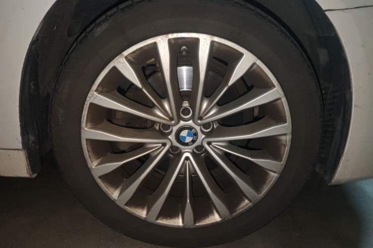 Used BMW 5 Series 2022 Restyled 525Li Luxury Package Right Front Wheel Hub