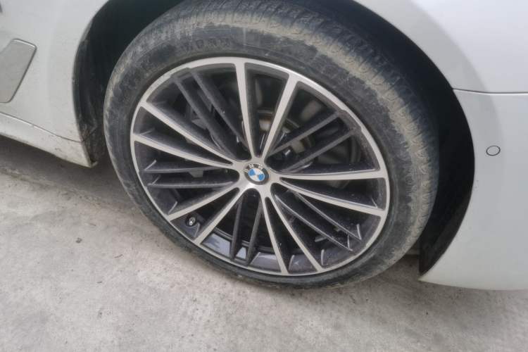 Used BMW 5 Series 2022 Restyled 530Li Leading Edition M Sport Package Right Front Wheel Hub