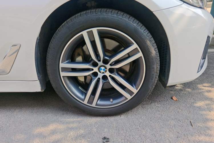 Used BMW 5 Series 2022 Updated 530Li Leading Edition Luxury Package Right Front Wheel Hub