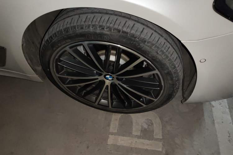 Used BMW 5 Series 2022 Restyled 530Li Leading Edition M Sport Package Right Front Wheel Hub