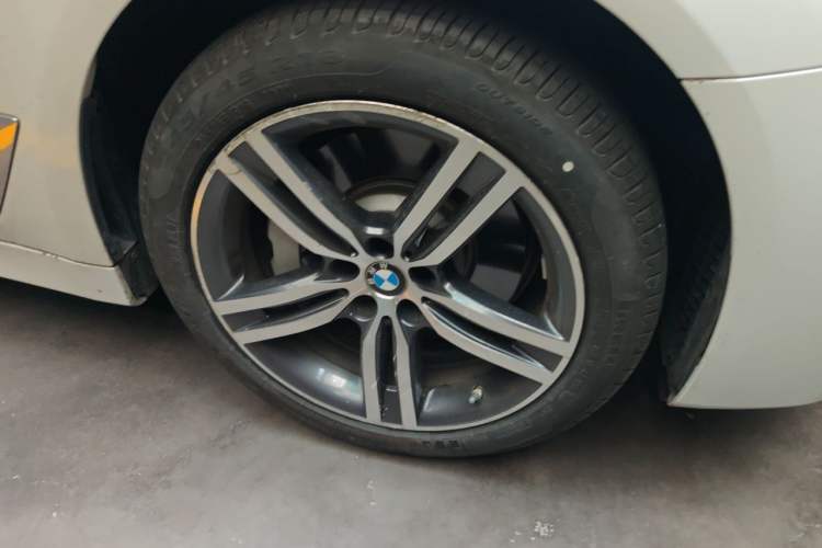 Used BMW 5 Series 2022 Updated 530Li Leading Edition Luxury Package Right Front Wheel Hub