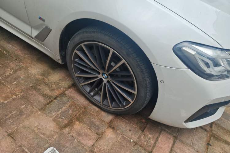 Used BMW 5 Series 2022 530Li Leading Model M Sport Package Right Front Wheel Hub