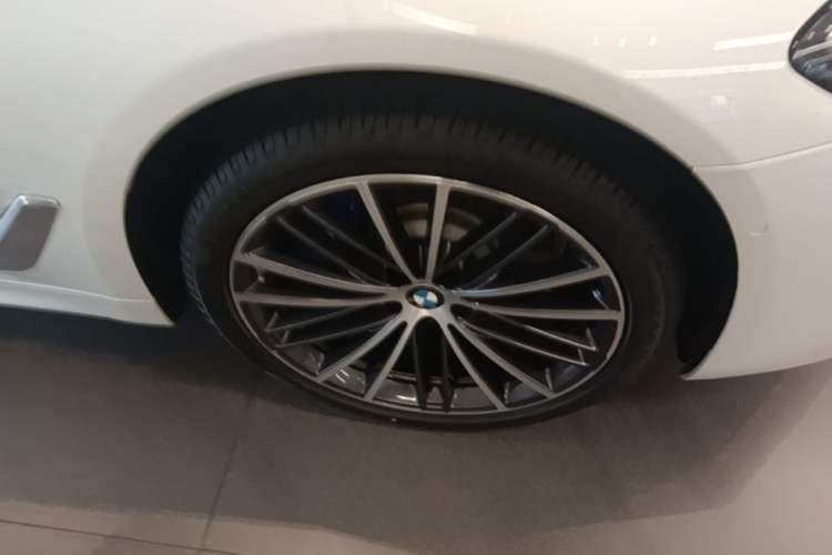 Used BMW 5 Series 2022 Second Facelift 530Li Leading Edition M Sport Package Right Front Wheel Hub