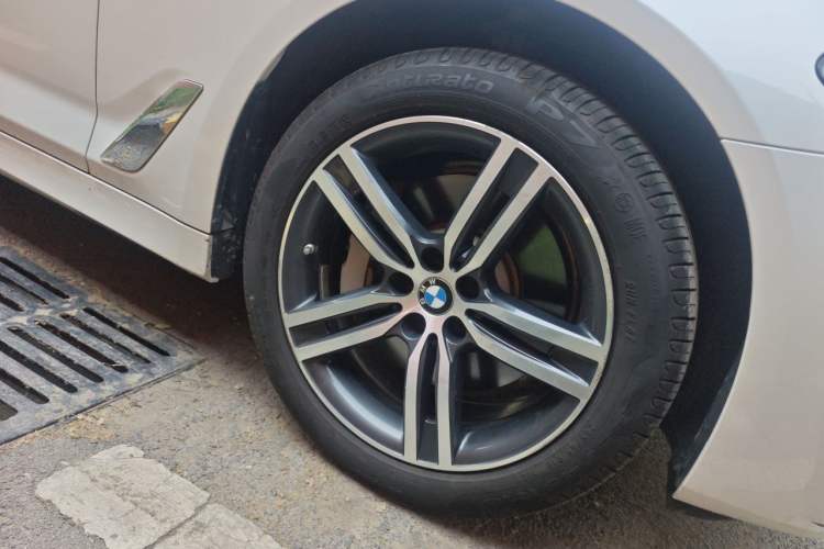 Used BMW 5 Series 2022 Second Facelift 530Li Leading Edition Luxury Package Right Front Wheel Hub
