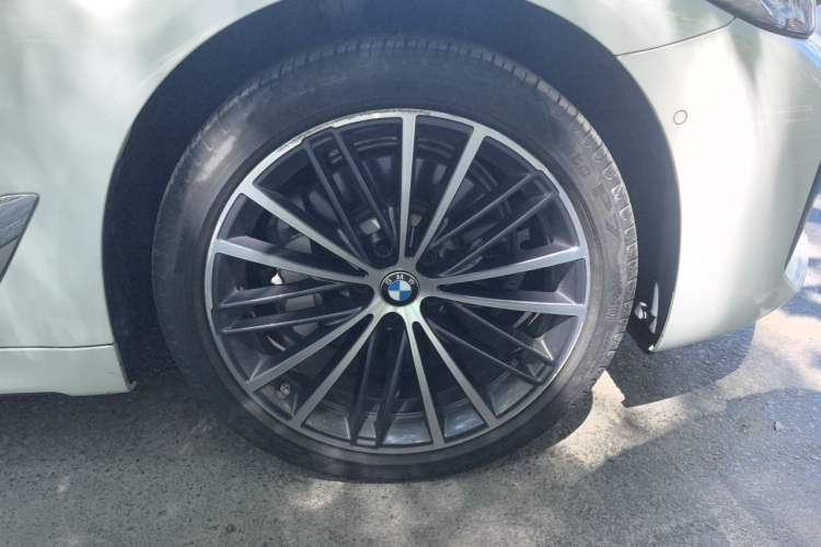 Used BMW 5 Series 2022 Restyled 530Li Leading Edition M Sport Package Right Front Wheel Hub