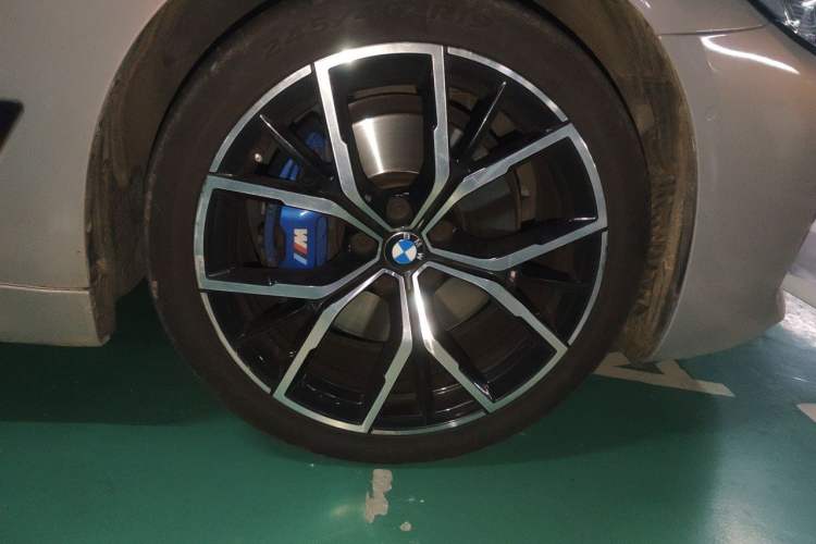 Used BMW 5 Series 2022 530i M Sport Package Right Front Wheel Hub