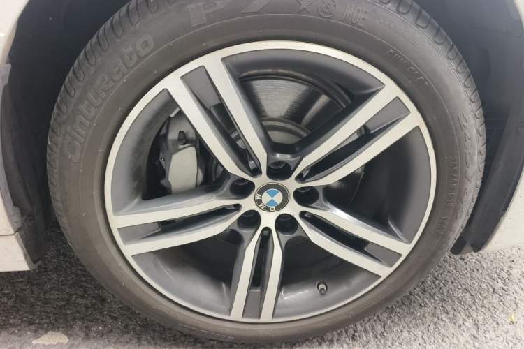 Used BMW 5 Series 2022 530Li Leading Luxury Package Right Front Wheel Hub