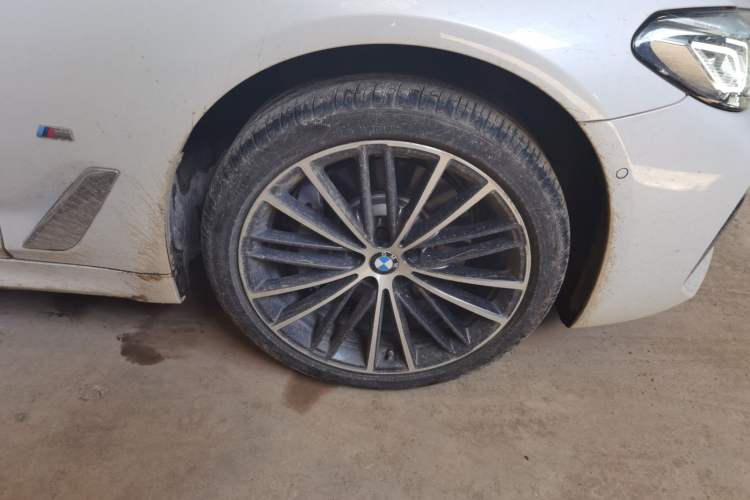 Used BMW 5 Series 2022 Second Facelift 530Li Leading Edition M Sport Package Right Front Wheel Hub