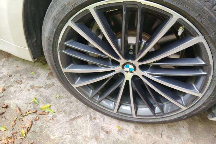 Used BMW 5 Series 2022 Second Facelift 530Li Leading Edition M Sport Package Right Front Wheel Hub