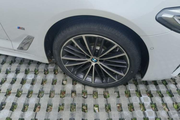 Used BMW 5 Series 2022 Restyled 530Li Leading Edition M Sport Package Right Front Wheel Hub