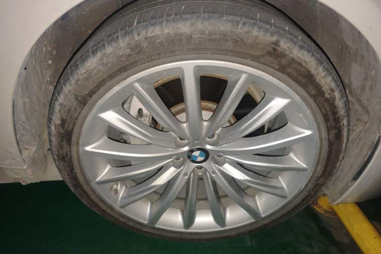 Used BMW 5 Series 2022 Updated 530Li Luxury Edition Premium Package Right Front Wheel Hub