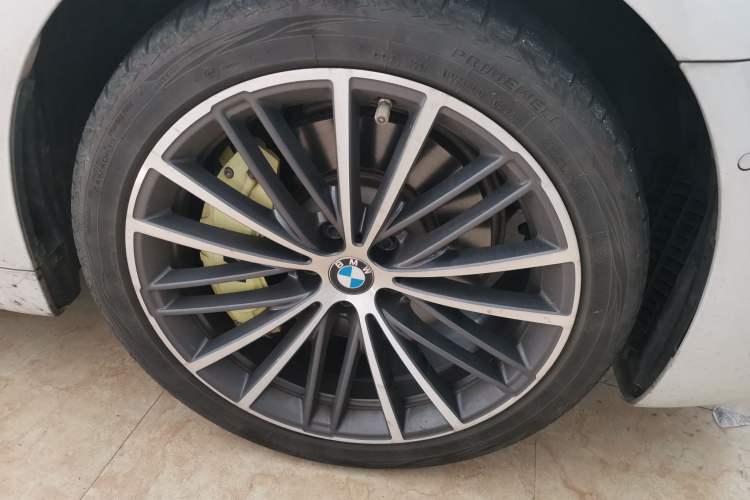 Used BMW 5 Series 2022 Restyled 530Li Leading Edition M Sport Package Right Front Wheel Hub