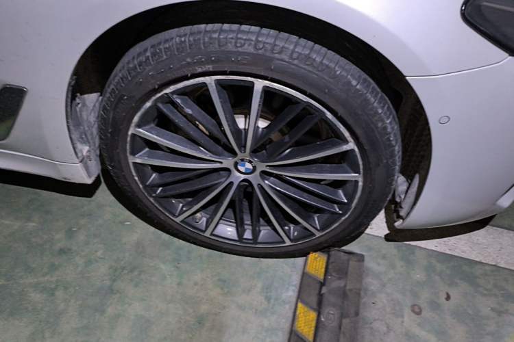 Used BMW 5 Series 2022 Restyled 530Li Leading Edition M Sport Package Right Front Wheel Hub
