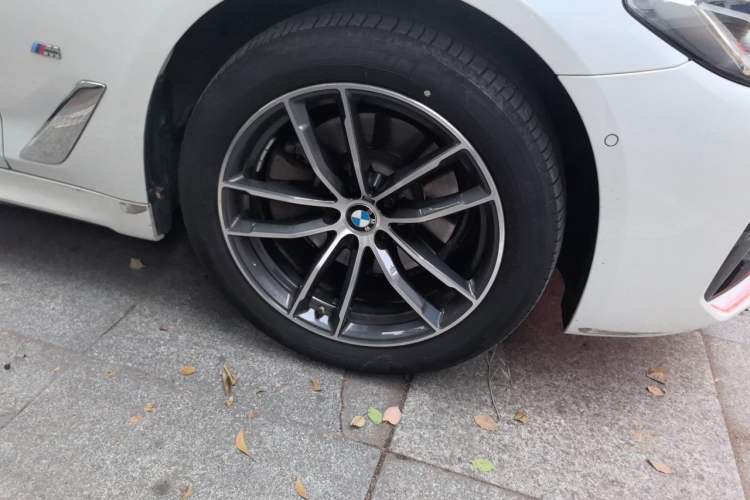 Used BMW 5 Series 2022 525Li M Sport Package Right Front Wheel Hub