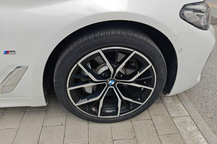 Used BMW 5 Series 2022 Second Facelift 530Li Luxury Version M Sport Package Right Front Wheel Hub