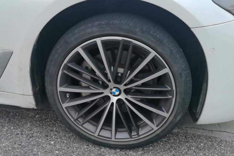 Used BMW 5 Series 2022 Restyled 530Li Leading Edition M Sport Package Right Front Wheel Hub