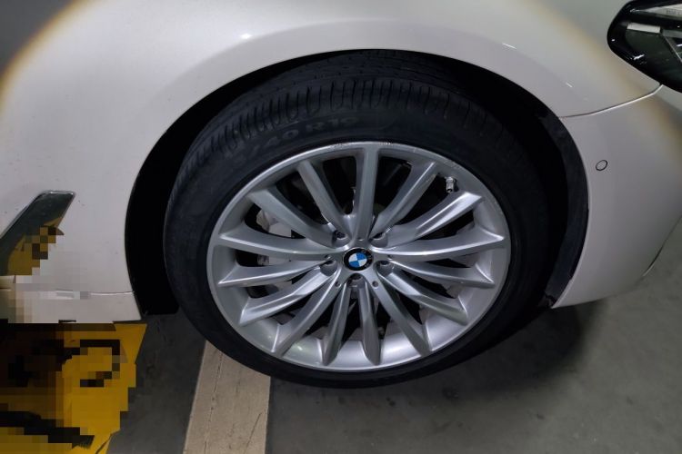 Used BMW 5 Series 2022 Second Facelift 530Li Luxury Edition Premium Package Right Front Wheel Hub