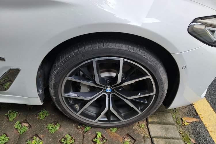 Used BMW 5 Series 2022 Revised Version 3 530Li Luxury Edition M Sport Package Right Front Wheel Hub
