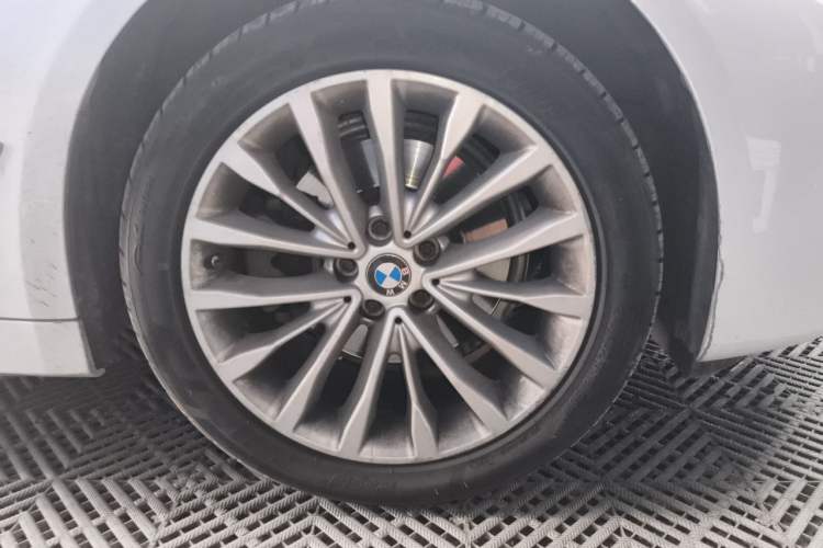 Used BMW 5 Series 2022 Restyled 525Li Luxury Package Right Front Wheel Hub