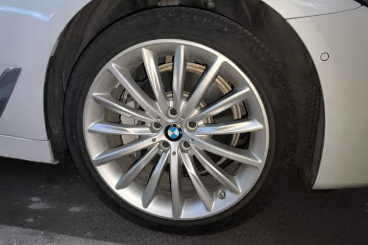 Used BMW 5 Series 2022 Second Facelift 530Li Luxury Edition Premium Package Right Front Wheel Hub